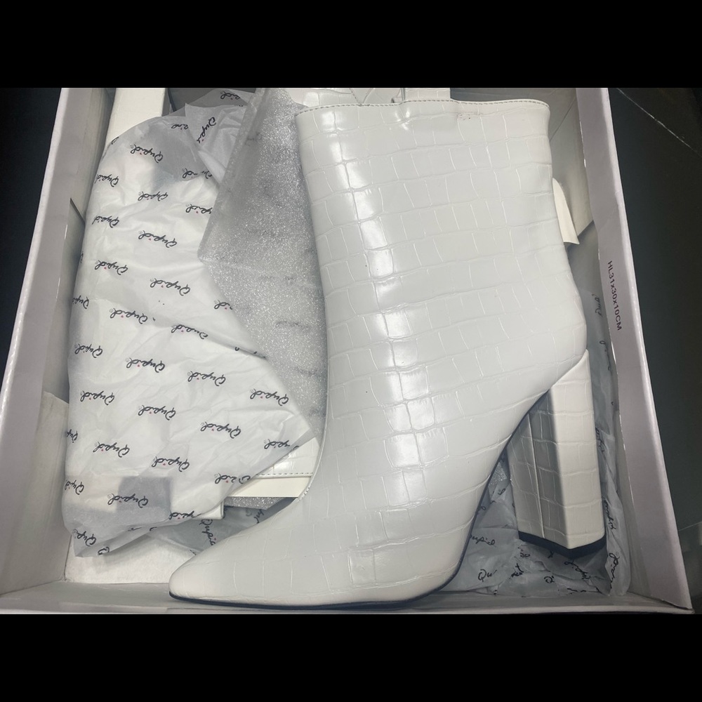 Women’s white boots
